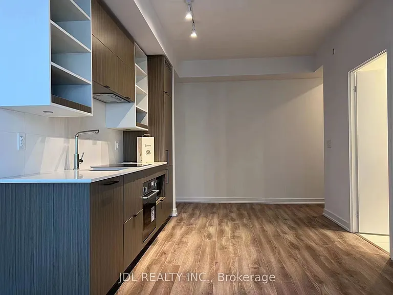 20 Edward St N #805 — Photo 2