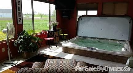 Sunroom : Beautiful room to relax in at the end of the day with built in hot tub.