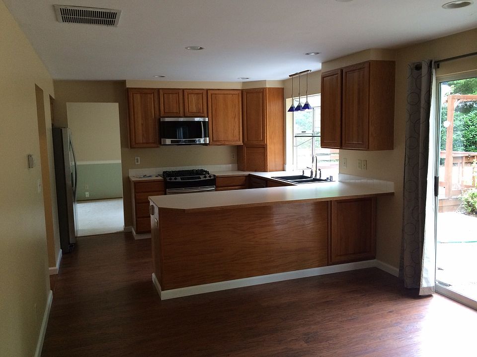 Dining area to kitchen