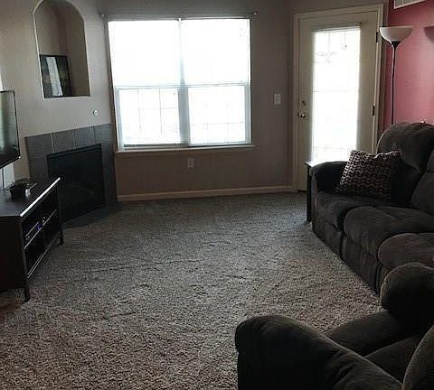 Living room/gas fireplace