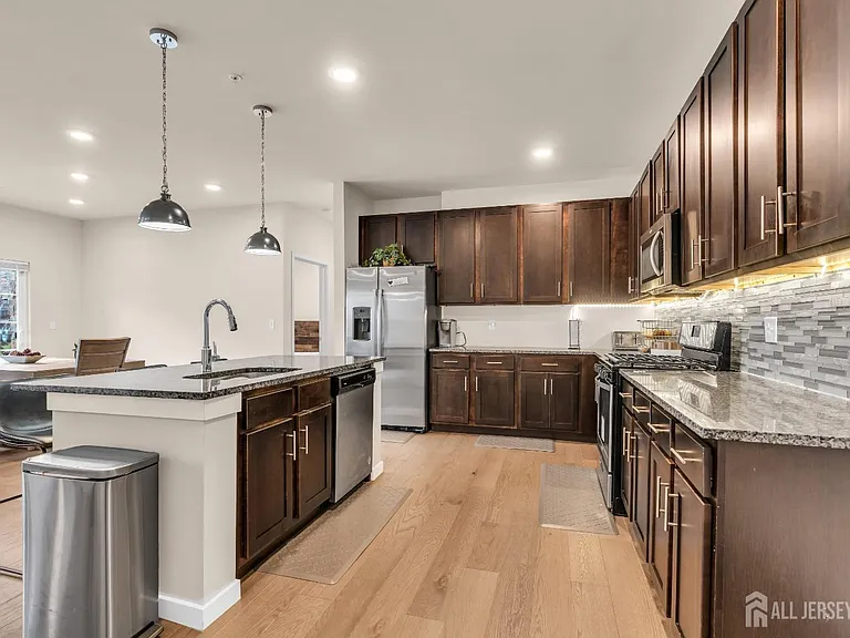 112 Lorhan Dr — Photo 4