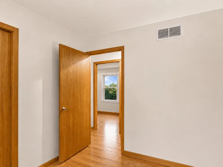 2579 King Dr — Photo 23