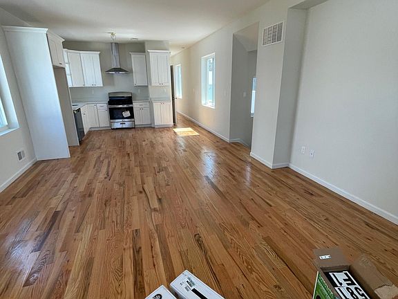 4th image of 585 W Caswell Ave #1