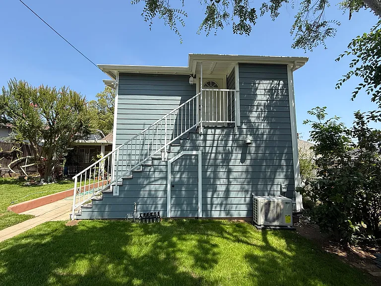 239 1/2 N Mayflower Ave — Photo 3