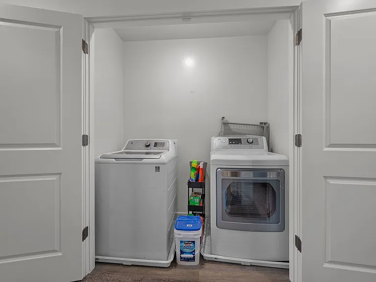 988 W Broadleaf Dr — Photo 22