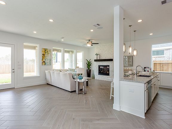 3607 Greenbriar Meadow Ln Frio Family Room and Kitchen