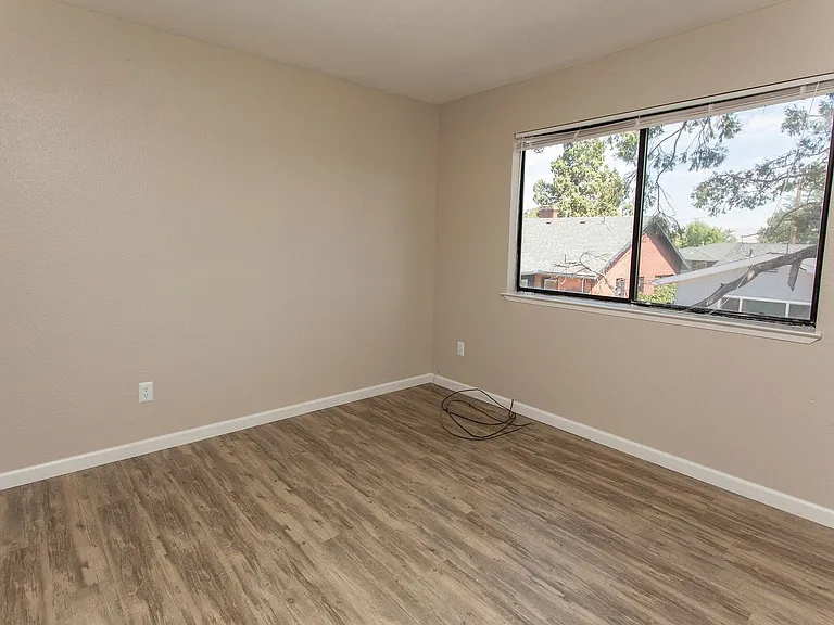 530 Moran St — Photo 17