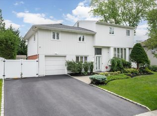 16 Jane Dr, Old Bethpage, NY 11804