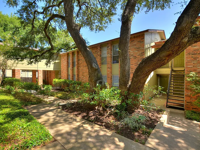 St. Edwards Place Apartments — Photo 16