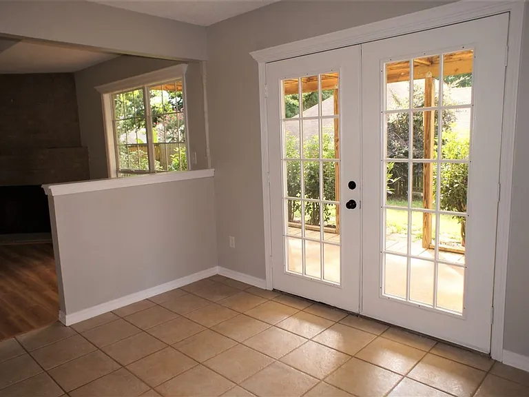 1138 Kensington Ct — Photo 3