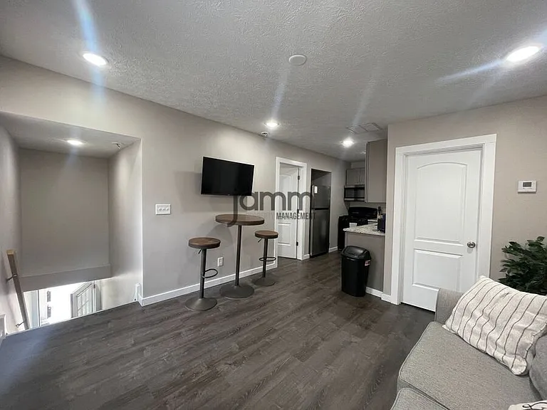 1335 W 69th St #3 — Photo 16