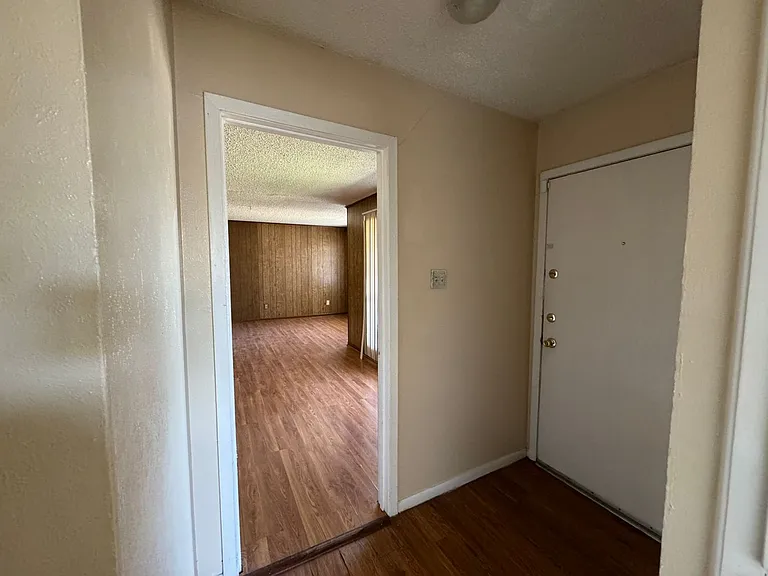 1526 Leader Dr — Photo 4