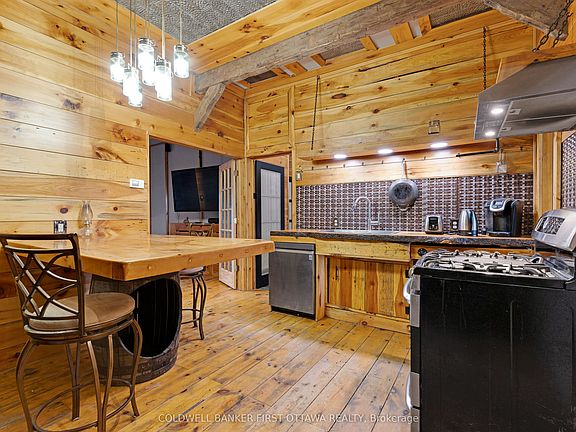 5th image of 10248 Dixie Rd E