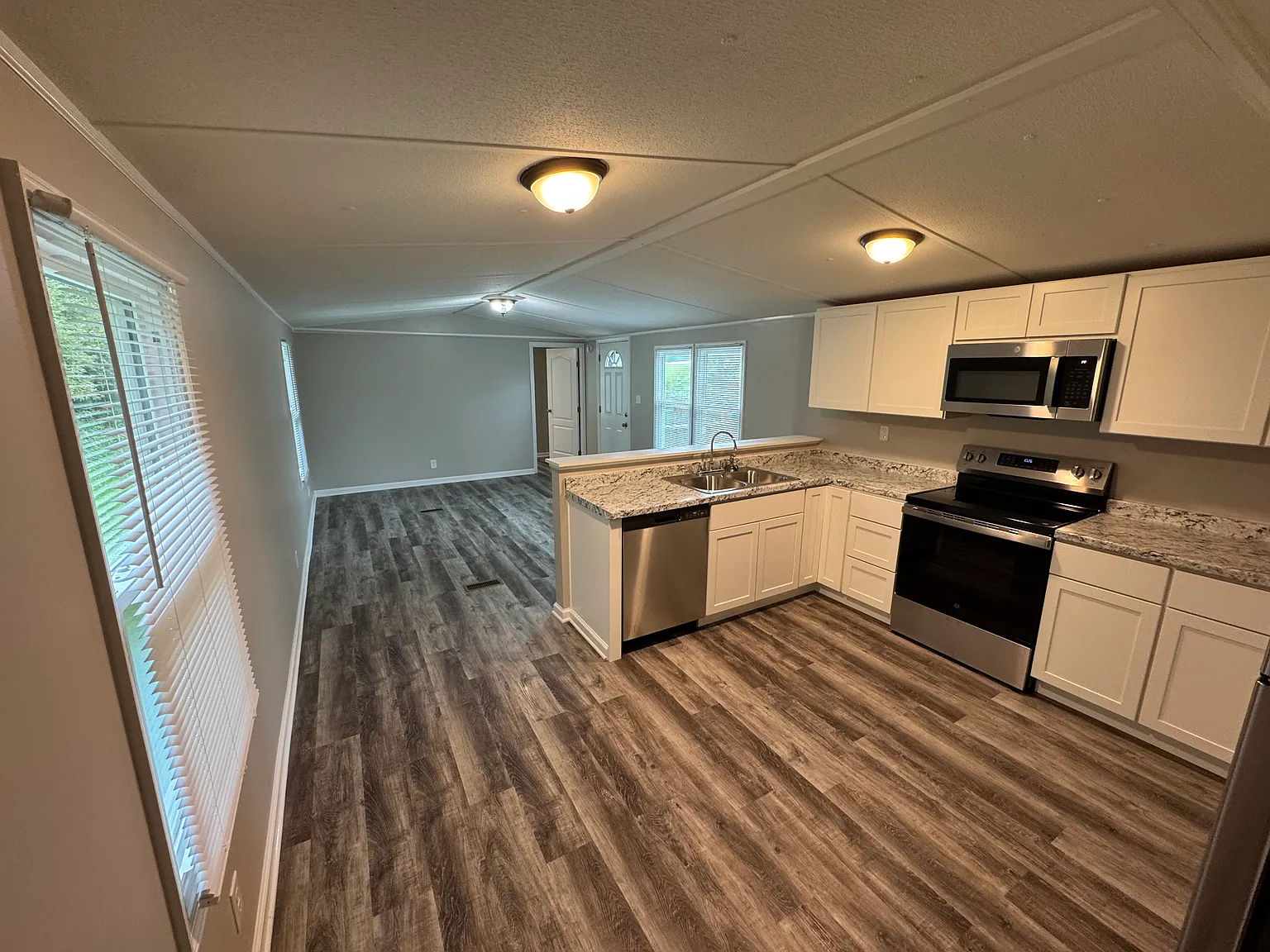 3 bed, 980 sqft, $1,225 — Photo 2