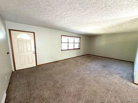 4th image of 14040 Howard Ln