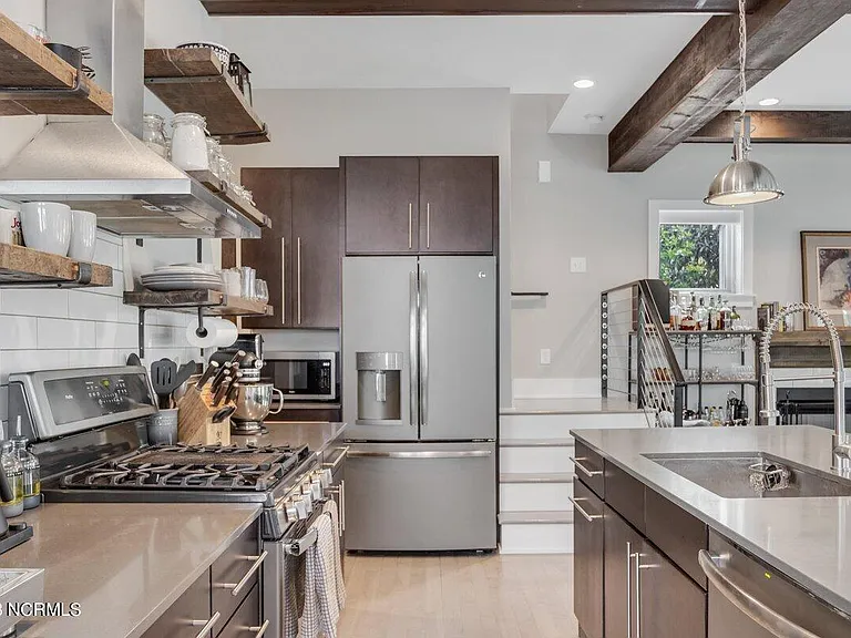 180 E Delaware Ave — Photo 10
