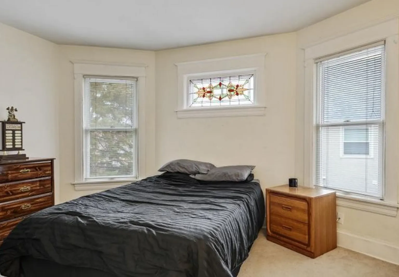 June 2023 ~ Cute 5 bedroom house. Spacious bedrooms. In unit laundry and dishwasher. — Photo 2