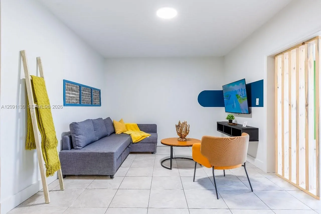 2 bed, 1.0 bath, 1100 sqft, $3,000 — Photo 1