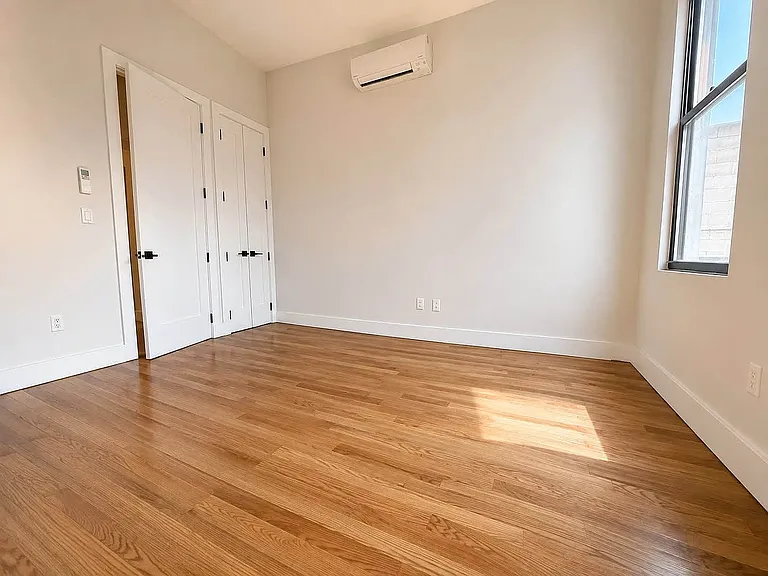 240 Montrose Ave #1R — Photo 4