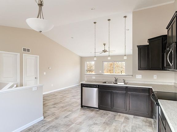 3rd image of 11947 Wooddyke Dr NE