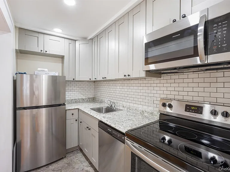 34 Manor Dr #34 — Photo 3