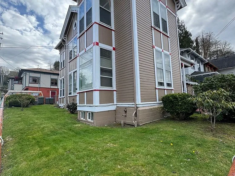 591 Commercial St — Photo 2