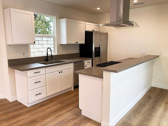 3rd image of 14336 Emelita St