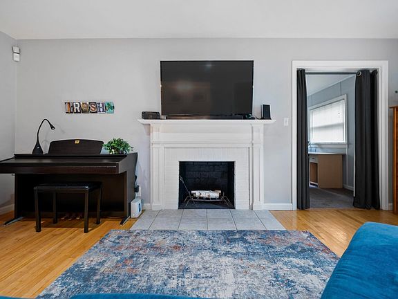 4th image of 3409 Oakcrest Dr