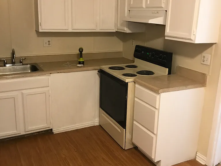 1121 Houston Dr — Photo 6