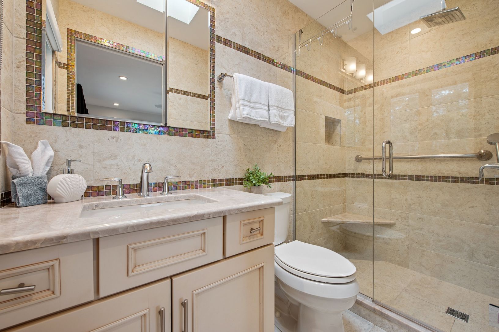  En-suite primary bathroom