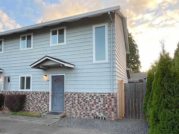2nd image of 851 SE 13th Ave