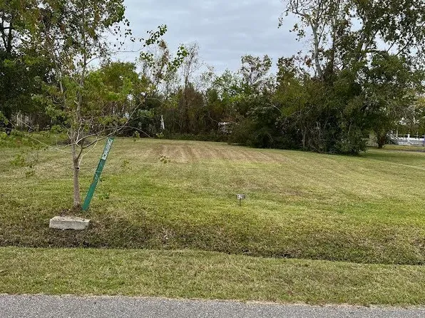 423 Merritt St, Waveland, MS 39576