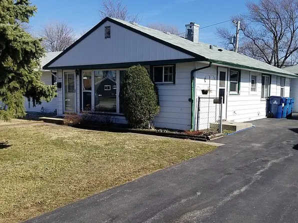8855 S Beck Pl, Hometown, IL 60456