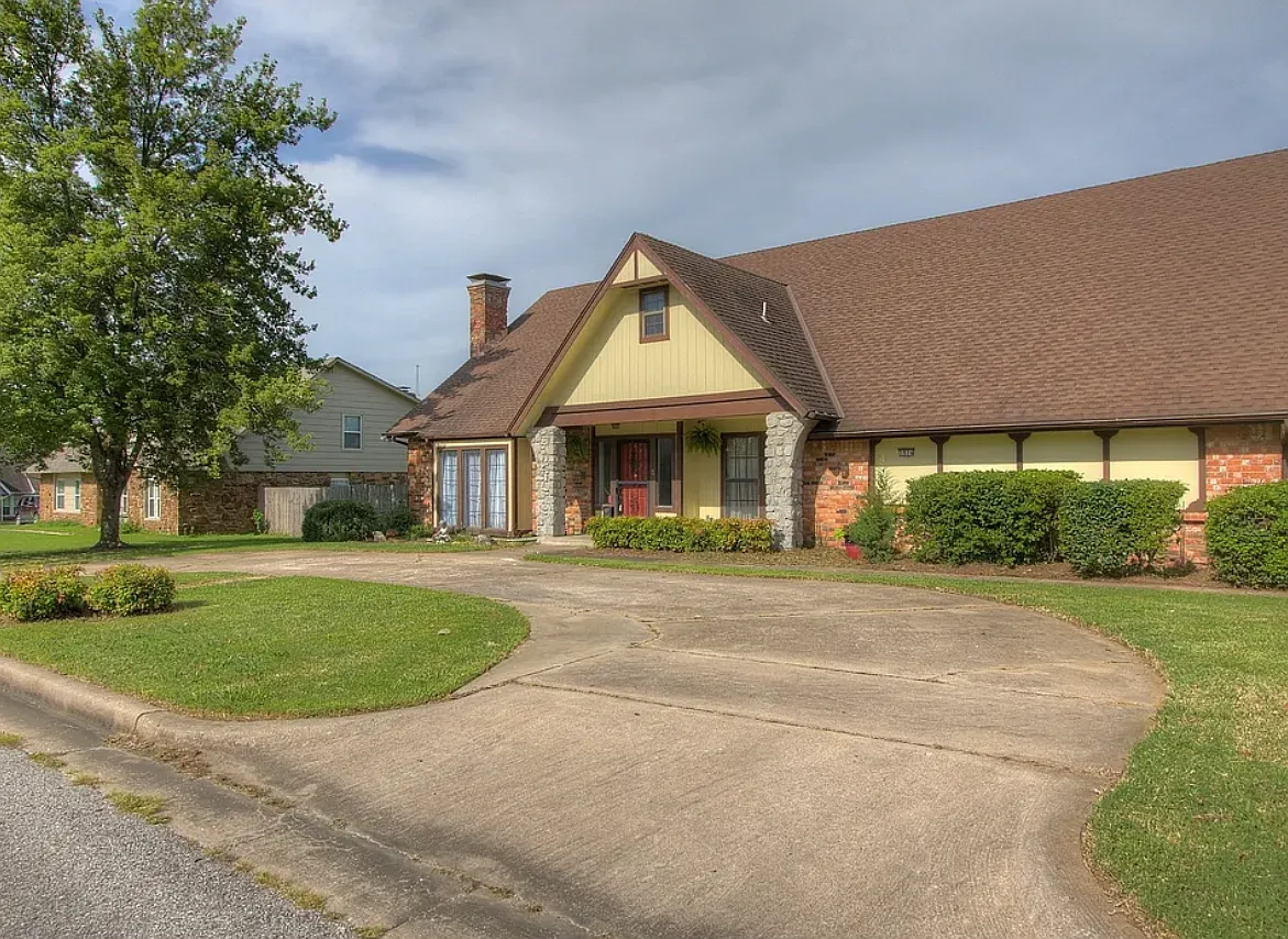 3 bed, 2875 sqft, $2,200 — Photo 2