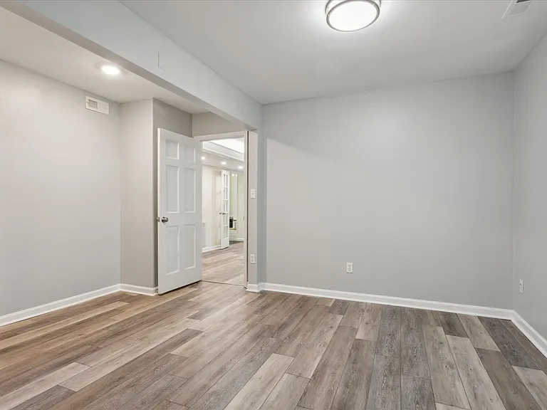 112 Leslie Dr — Photo 55