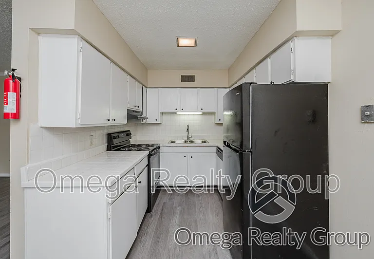 South Court Apartments — Photo 18