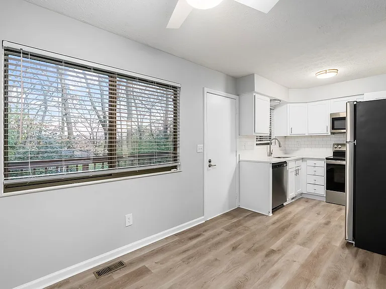 3085-3194 Griggsview Court — Photo 19