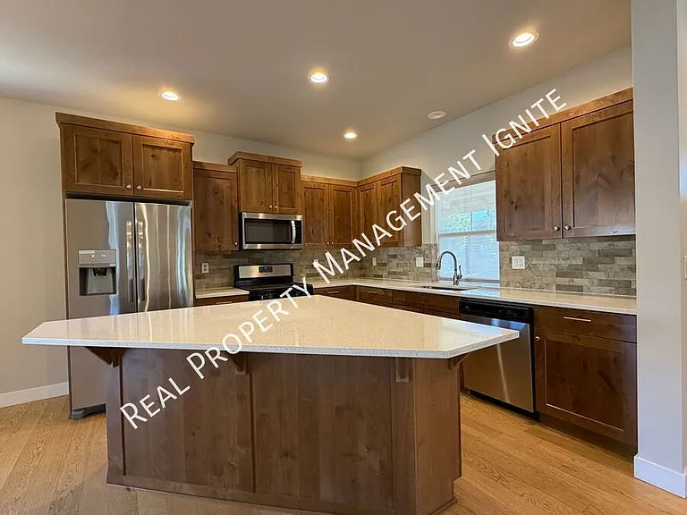 2713 NE Black Oak Pl — Photo 4
