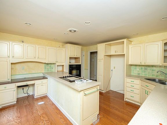 5th image of 301 S Cardington St