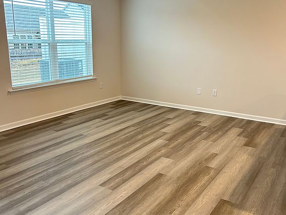 4th image of 810 Embark Cir #1