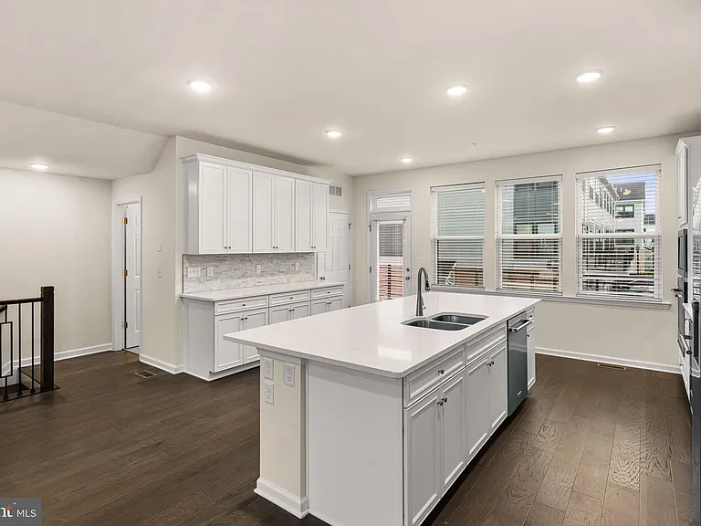 105 Vaughn Dr — Photo 18