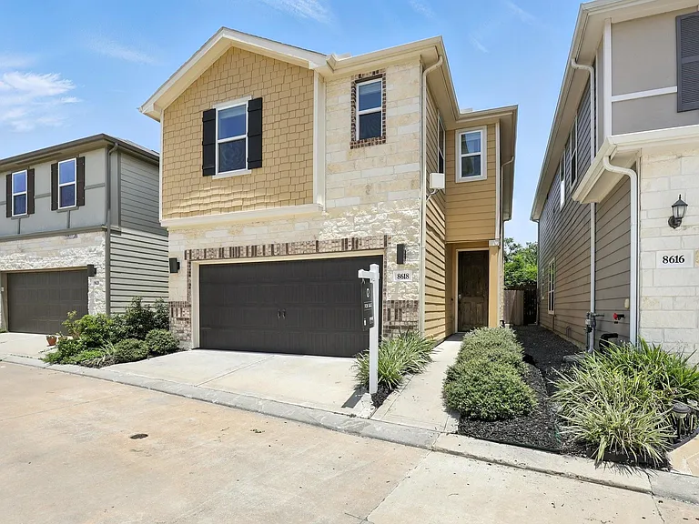 8618 Cedar Plains Ln — Photo 1