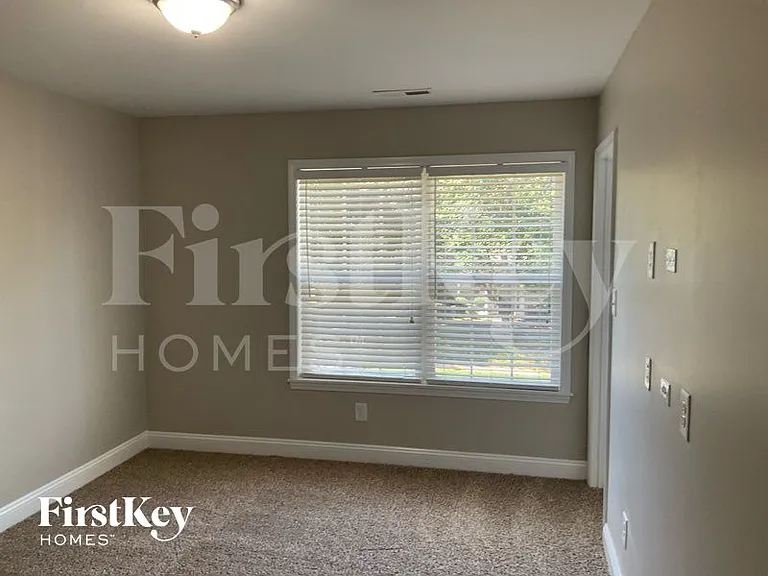 5602 Falkland Dr — Photo 6