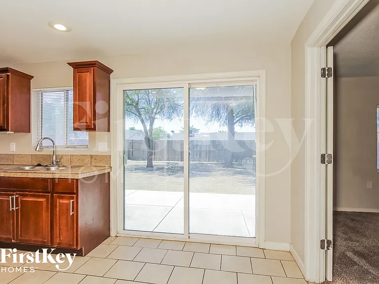 2907 E Michelle Dr — Photo 5