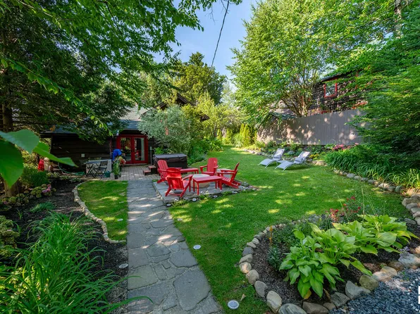 2 Chipmunk Ln, Lake Placid, NY 12946