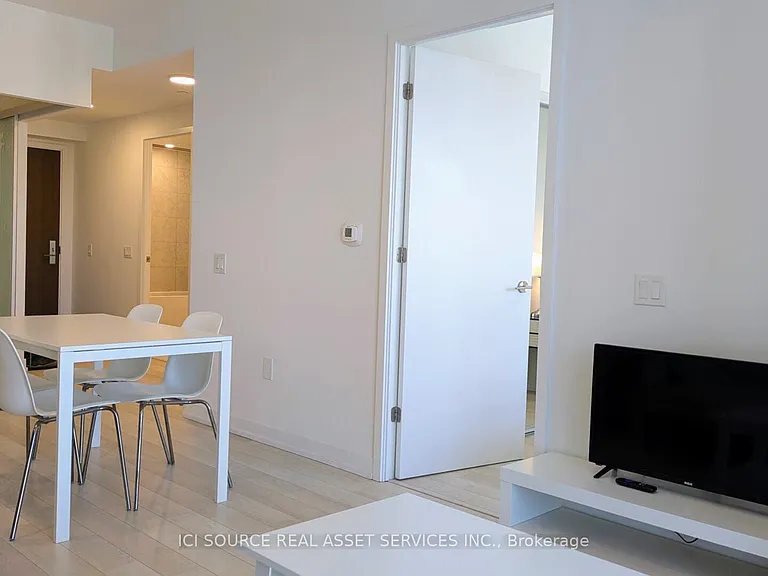 39 Roehampton Ave #3210 — Photo 6