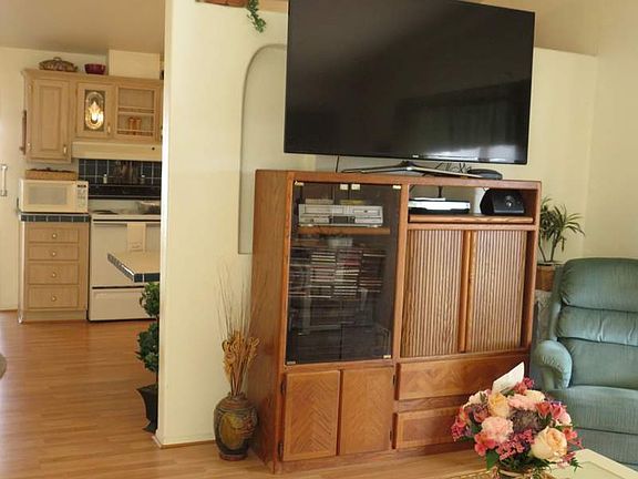 4th image of 784 Honeysuckle Ln