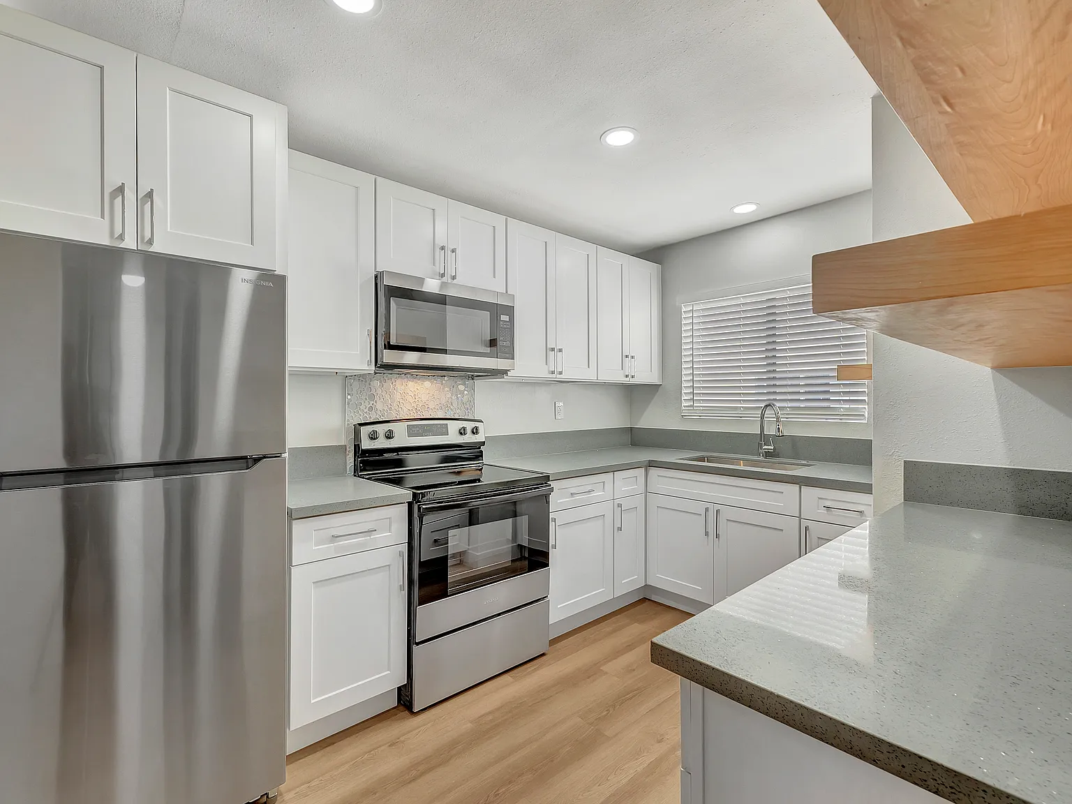 Palm View Village Inglewood — Photo 1