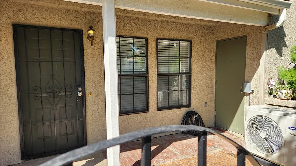 2 bed, 1.5 bath, 932 sqft, $2,400 — Photo 2