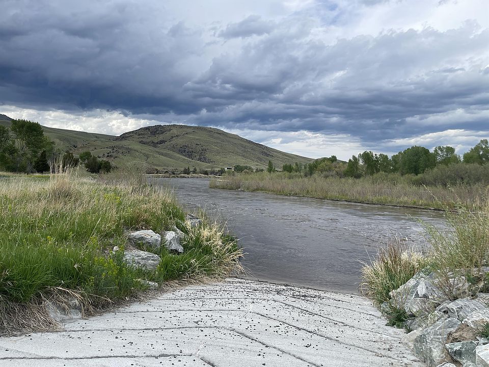 Private boat ramp into the Jefferson River